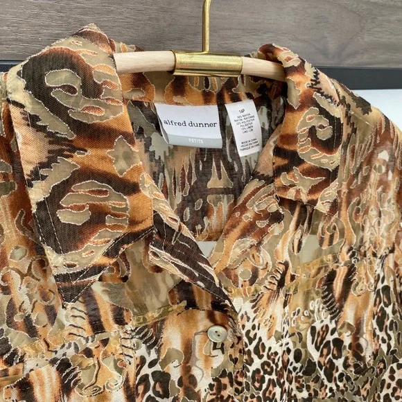 HP🎉 Women’s Animal Print Burnout Button Up Blouse - Picture 4 of 15